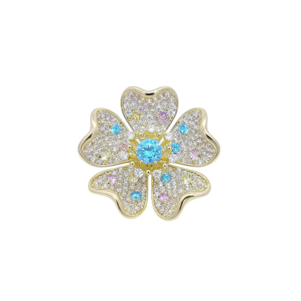 
                      
                        Goudkleurige sakura bloem broche met pavé blauwe, gele, roze en witte zirkonia stenen  Victoria Valenza
                      
                    