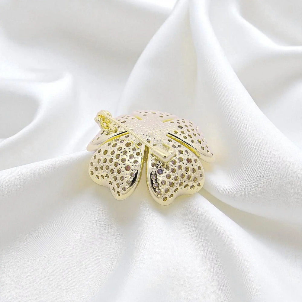 
                      
                        Goudkleurige sakura bloem broche met pavé blauwe, gele, roze en witte zirkonia stenen  Victoria Valenza
                      
                    