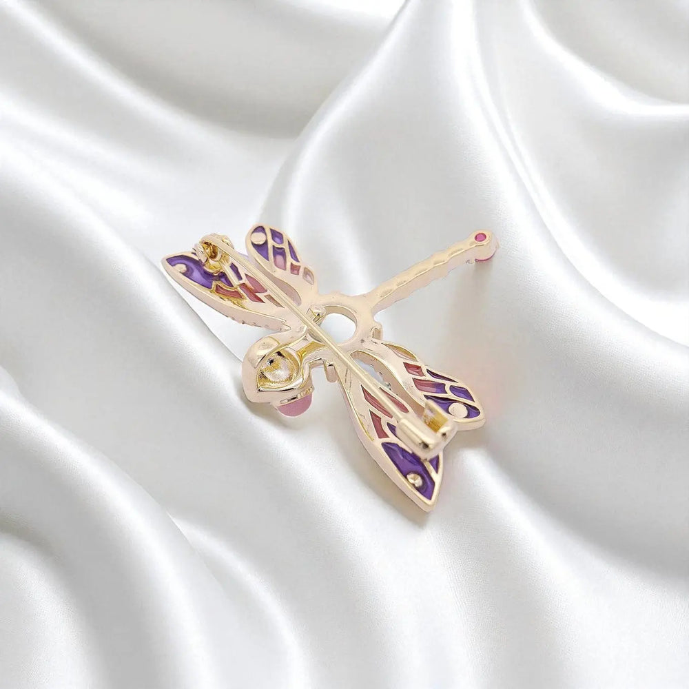 
                      
                        Goudkleurige libelle broche tevens hanger met emaille, parels en zirkonia stenen  Victoria Valenza
                      
                    