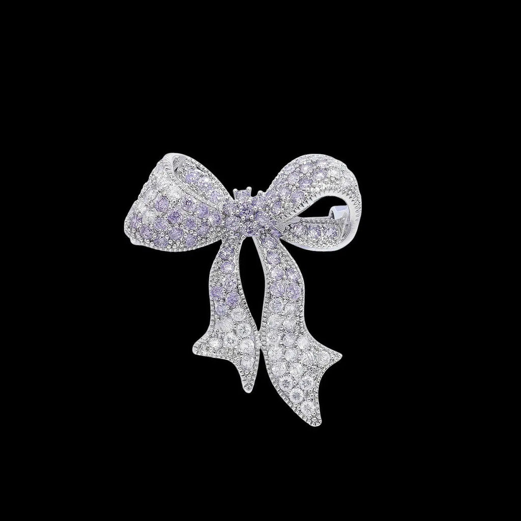 Zilverkleurige strik broche pavé paarse en witte zirkonia stenen  Victoria Valenza