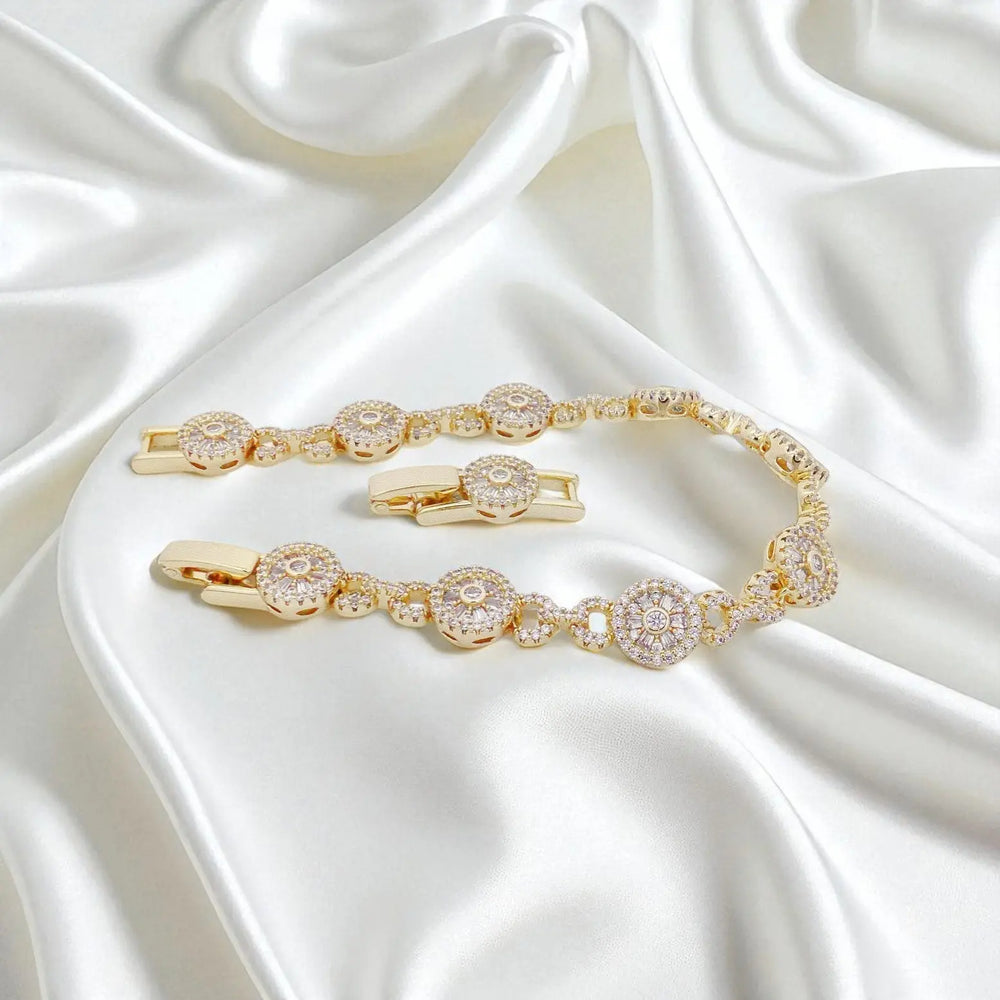 
                      
                        Goudkleurige armband met zirkonia stenen  Victoria Valenza
                      
                    