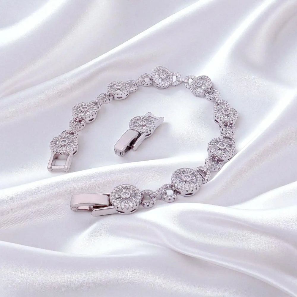
                      
                        Zilverkleurige armband met zirkonia stenen  Victoria Valenza
                      
                    
