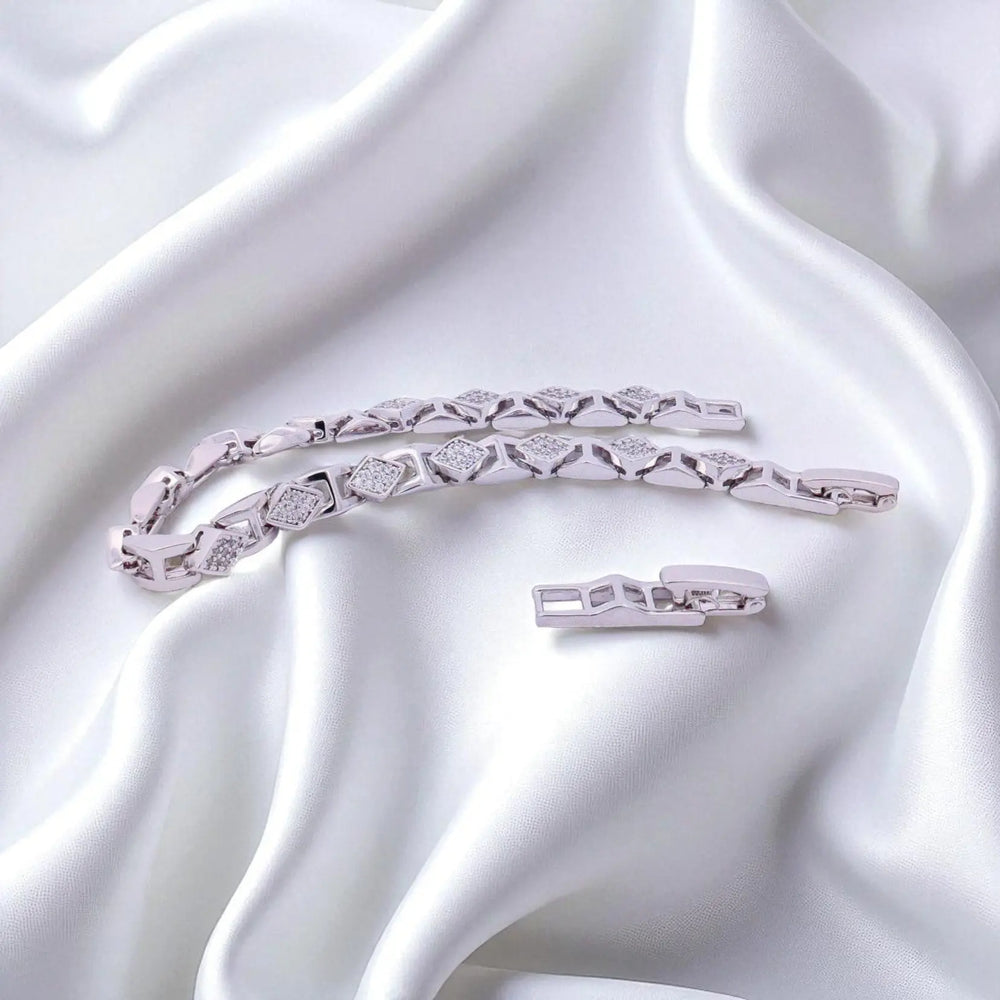 
                      
                        Zilverkleurige ruit armband met zirkonia stenen  Victoria Valenza
                      
                    