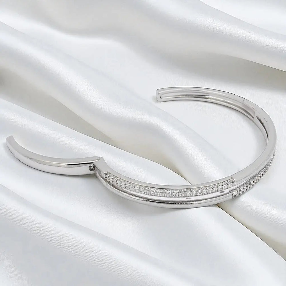 
                      
                        Zilverkleurige opengewerkte armband met pavé zirkonia stenen  Victoria Valenza
                      
                    