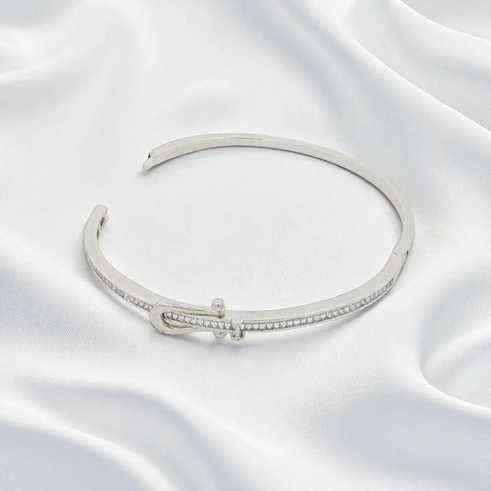 
                      
                        Zilverkleurige fantasie armband met baquette zirkonia stenen  Victoria Valenza
                      
                    