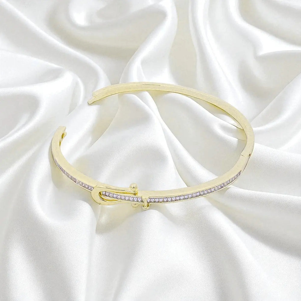 
                      
                        Goudkleurige fantasie armband met baquette zirkonia stenen  Victoria Valenza
                      
                    