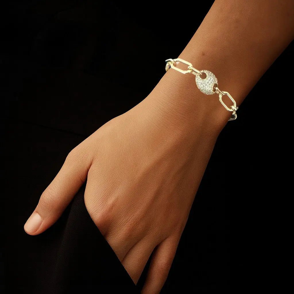 Goudkleurige schakelarmband koffieboon met pavé zirkonia stenen  Victoria Valenza