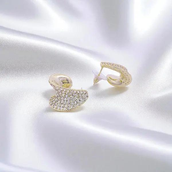 
                      
                        Goudkleurige fantasie oorbellen pavé zirkonia stenen  Victoria Valenza
                      
                    