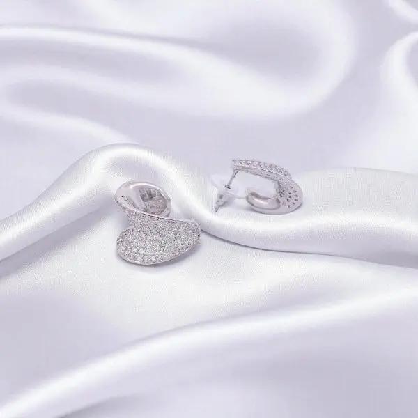 
                      
                        Zilverkleurige fantasie oorbellen pavé zirkonia stenen  Victoria Valenza
                      
                    