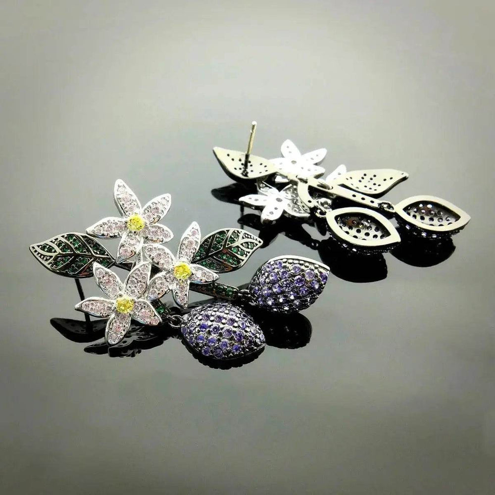 
                      
                        Bloementros oorbellen met 3 bloemen en met multicolor zirkonia's - Victoria Valenza
                      
                    