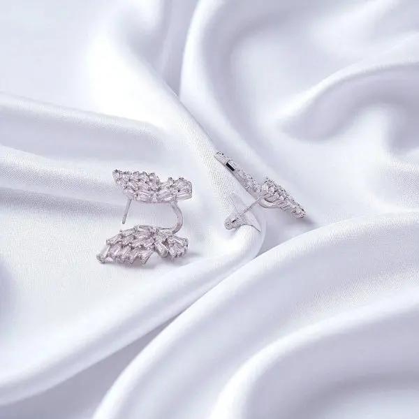 
                      
                        Zilverkleurige vlinder oorbellen met zirkonia stenen  Victoria Valenza
                      
                    