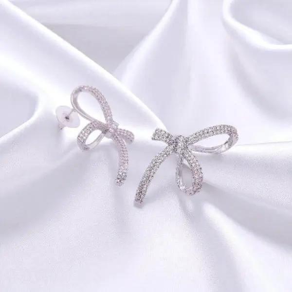 
                      
                        Zilverkleurige grote strik oorbellen met zirkonia stenen  Victoria Valenza
                      
                    