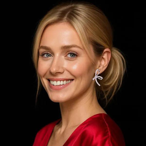 Zilverkleurige grote strik oorbellen met zirkonia stenen  Victoria Valenza