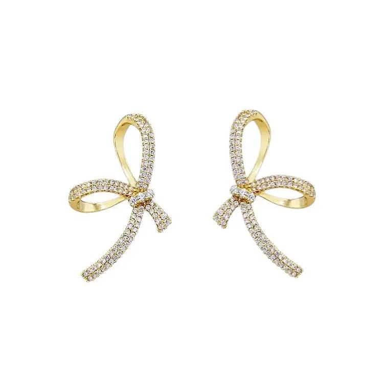 
                      
                        Goudkleurige grote strik oorbellen met zirkonia stenen  Victoria Valenza
                      
                    