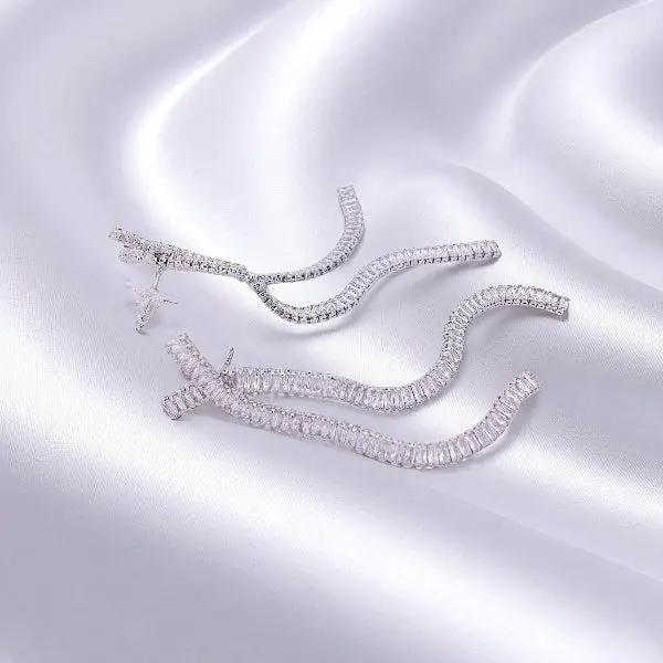 
                      
                        Zilverkleurige Y-vorm oorbellen met zirkonia stenen  Victoria Valenza
                      
                    