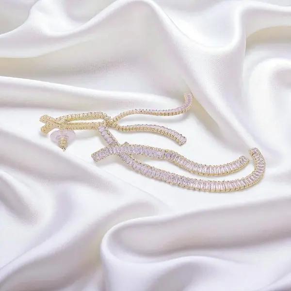 
                      
                        Goudkleurige Y-vorm oorbellen met zirkonia stenen  Victoria Valenza
                      
                    