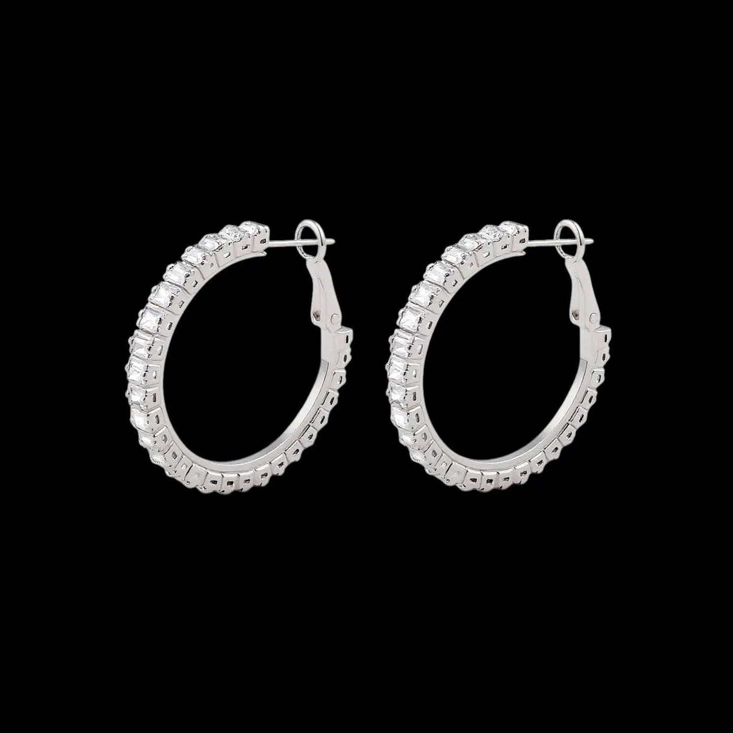 Zilverkleurige creolen met zirkonia stenen  Victoria Valenza