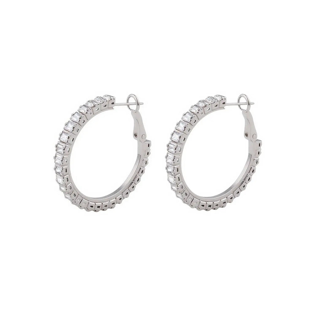 
                      
                        Zilverkleurige creolen met zirkonia stenen  Victoria Valenza
                      
                    