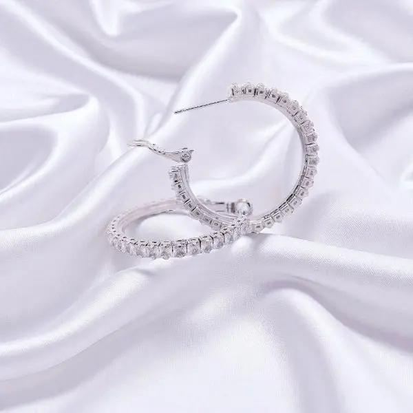 
                      
                        Zilverkleurige creolen met zirkonia stenen  Victoria Valenza
                      
                    