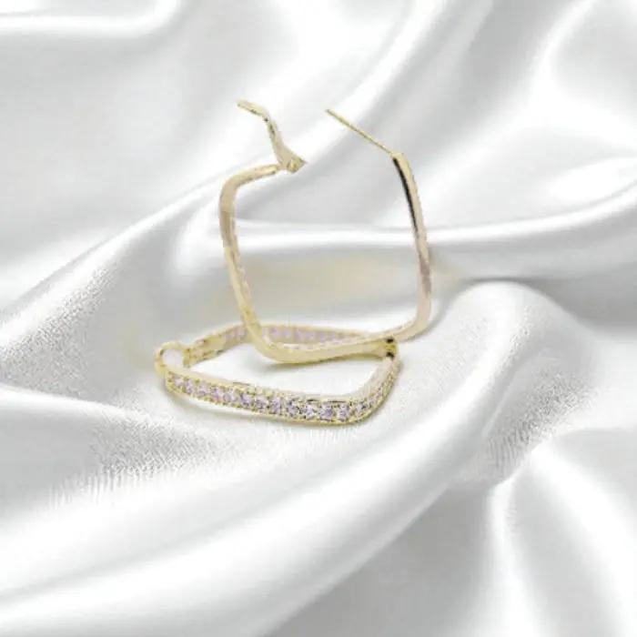 
                      
                        Goudkleurige ruit oorbellen met zirkonia stenen  Victoria Valenza
                      
                    