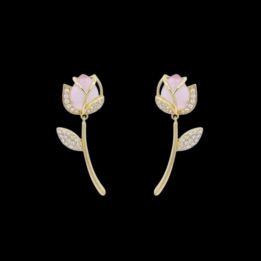 Goudkleurige rozenknop oorbellen met roze maansteen  Victoria Valenza