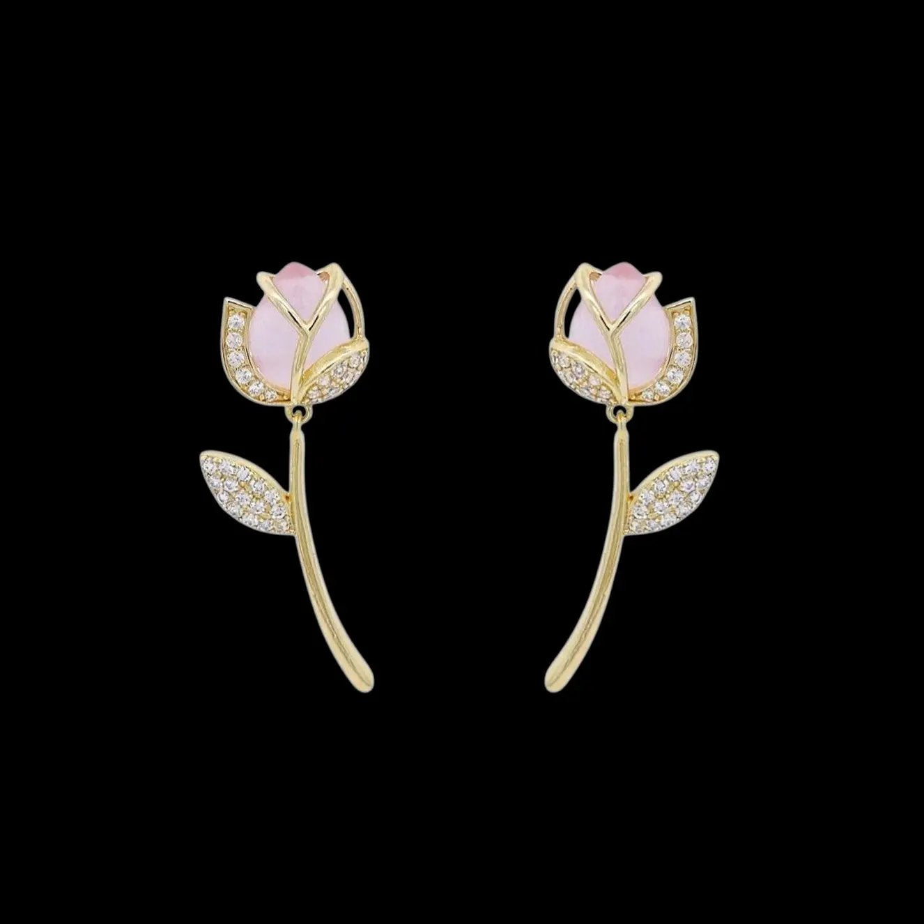 Goudkleurige rozenknop oorbellen met roze maansteen  Victoria Valenza