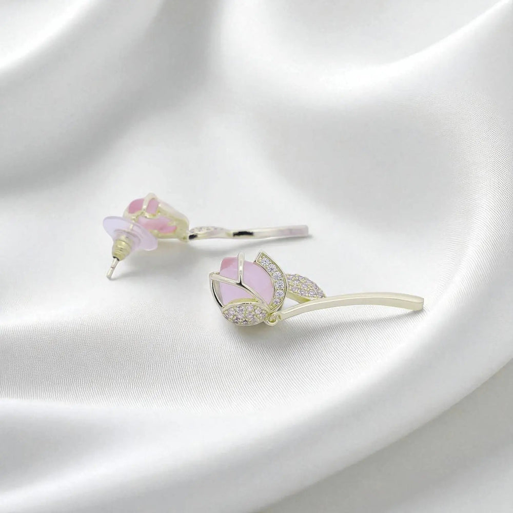 
                      
                        Goudkleurige rozenknop oorbellen met roze maansteen  Victoria Valenza
                      
                    