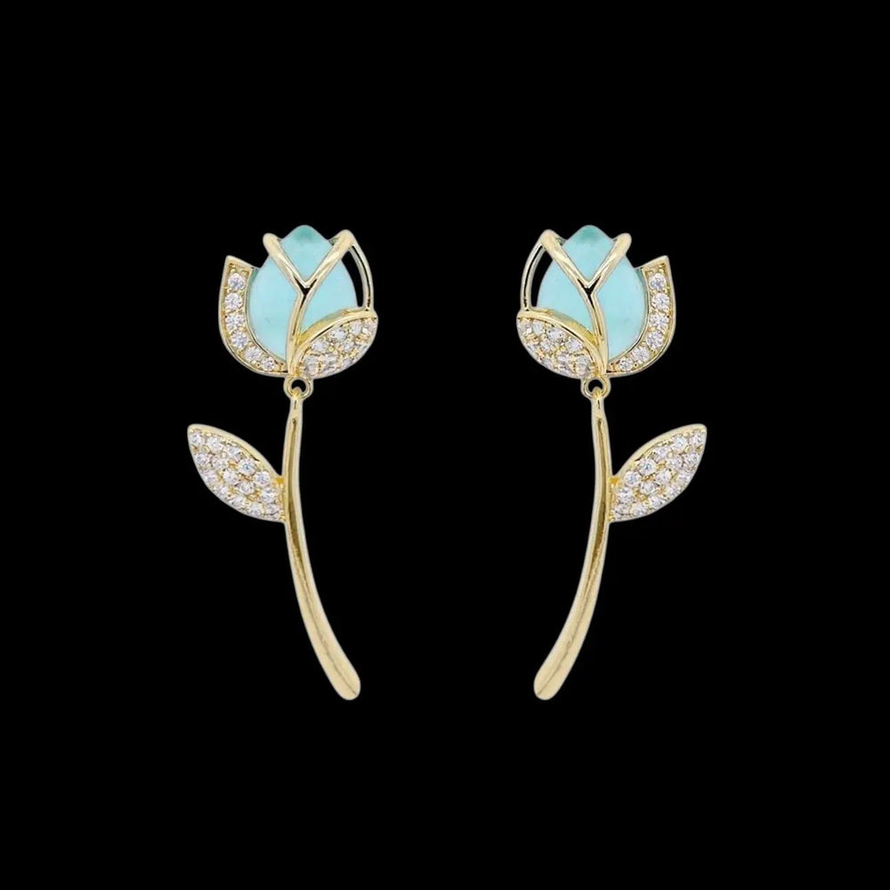 Goudkleurige rozenknop oorbellen met blauwe maansteen  Victoria Valenza