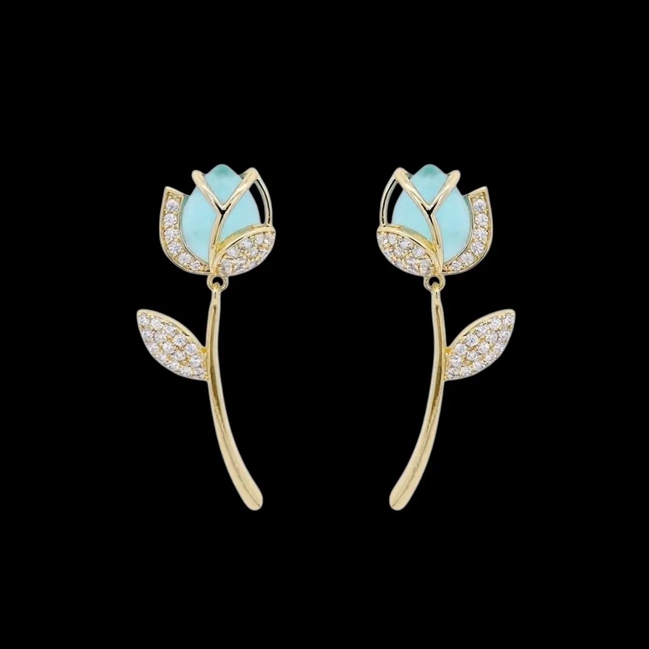 Goudkleurige rozenknop oorbellen met blauwe maansteen  Victoria Valenza