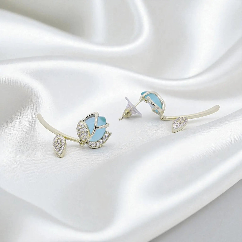 
                      
                        Goudkleurige rozenknop oorbellen met blauwe maansteen  Victoria Valenza
                      
                    