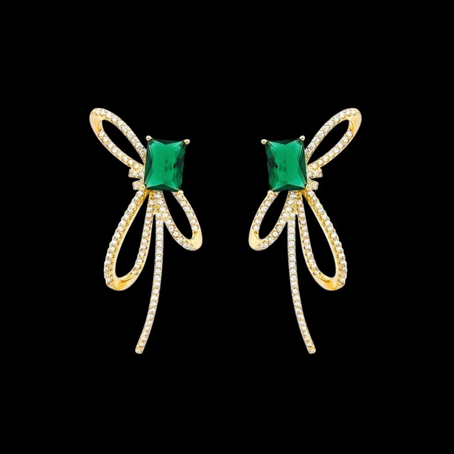 Goudkleurige strik oorbellen met groene zirkonia stenen  Victoria Valenza