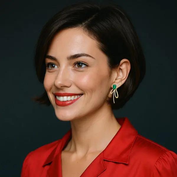 Goudkleurige strik oorbellen met groene zirkonia stenen  Victoria Valenza