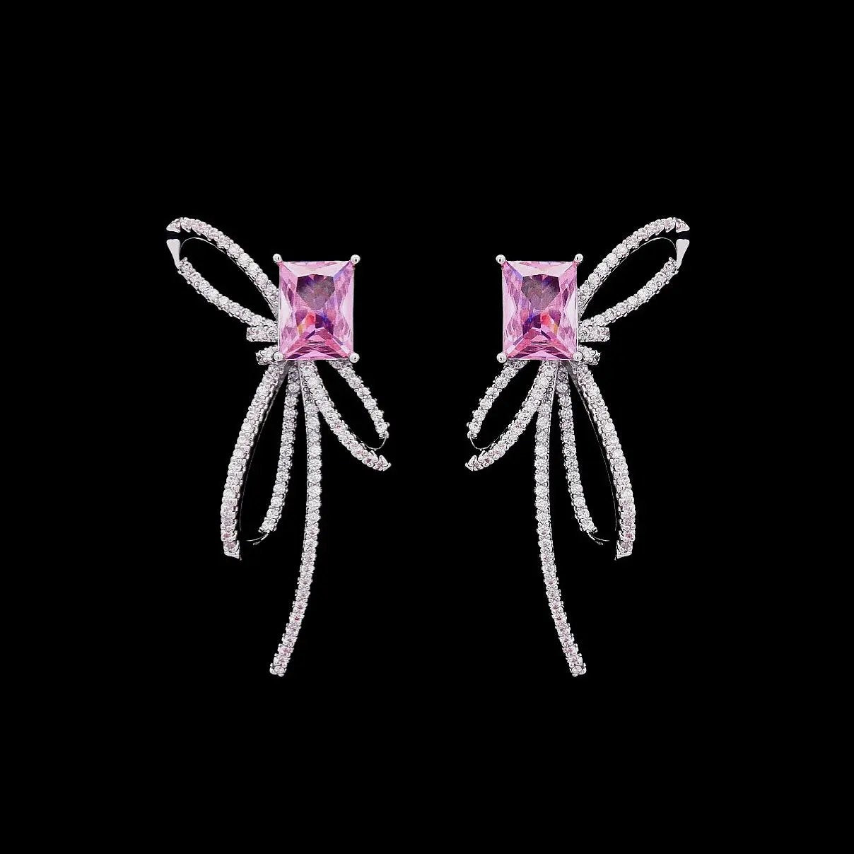 Zilverkleurige strik oorbellen met roze zirkonia stenen  Victoria Valenza