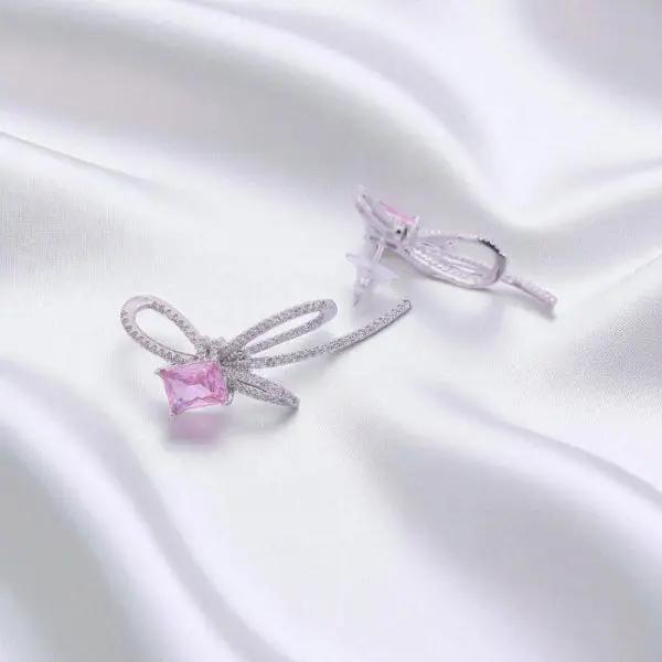 
                      
                        Zilverkleurige strik oorbellen met roze zirkonia stenen  Victoria Valenza
                      
                    