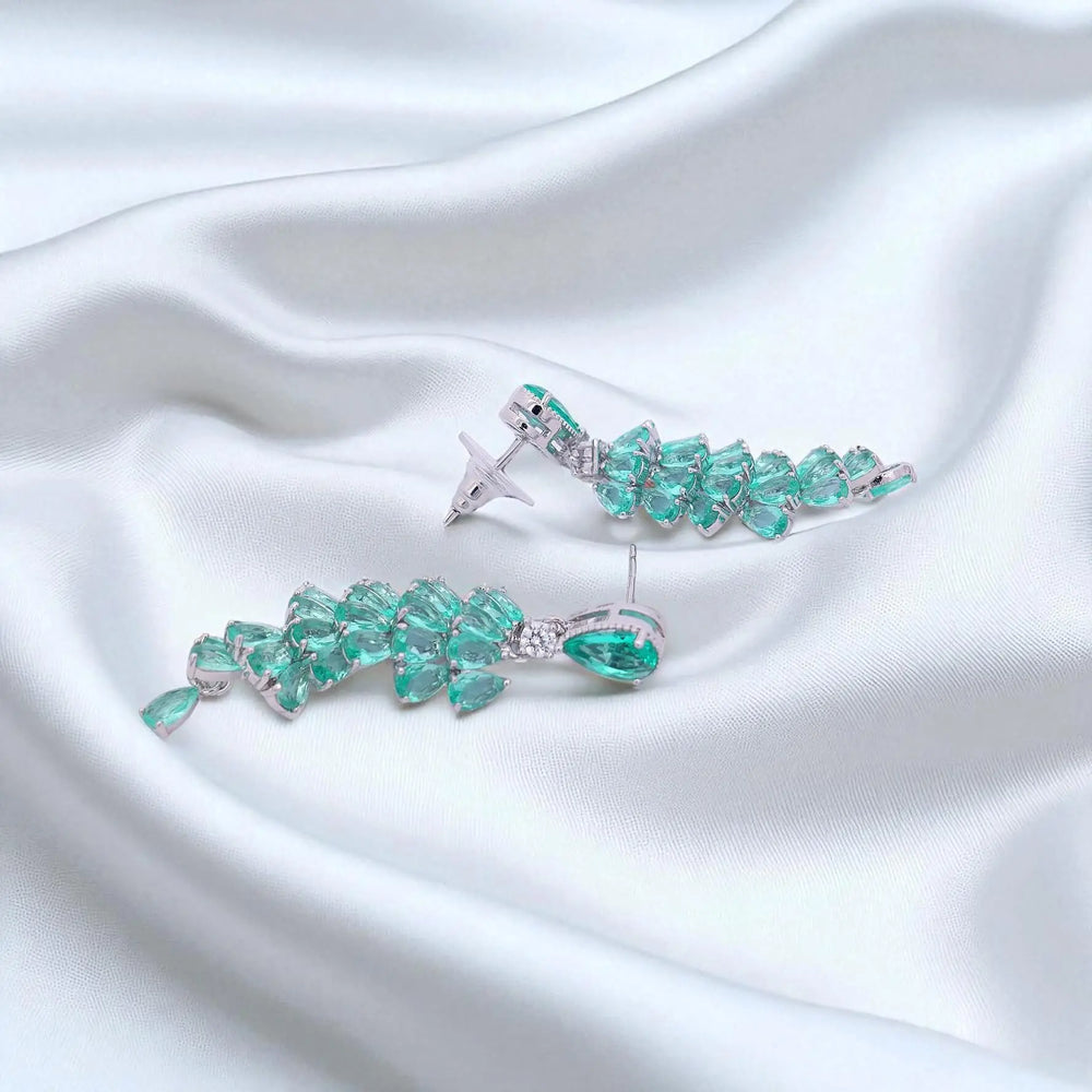 
                      
                        Zilverkleurige tros oorbellen met groene zirkonia stenen  Victoria Valenza
                      
                    