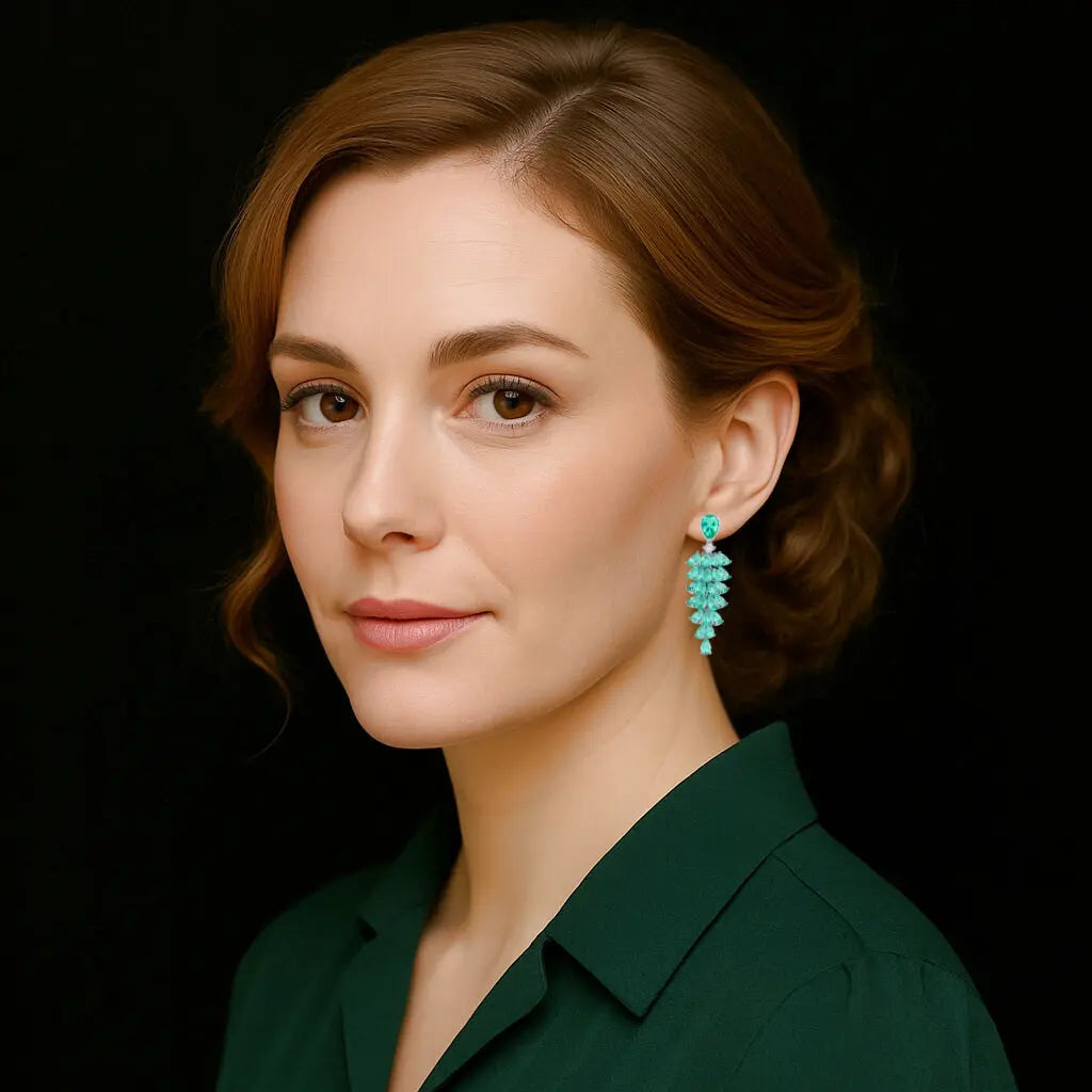 Zilverkleurige tros oorbellen met groene zirkonia stenen  Victoria Valenza