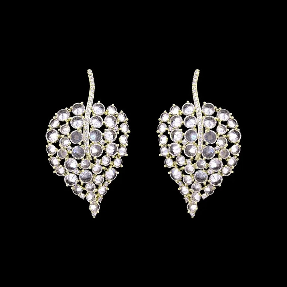 Goudkleurige bladmotief oorbellen met zirkonia stenen  Victoria Valenza