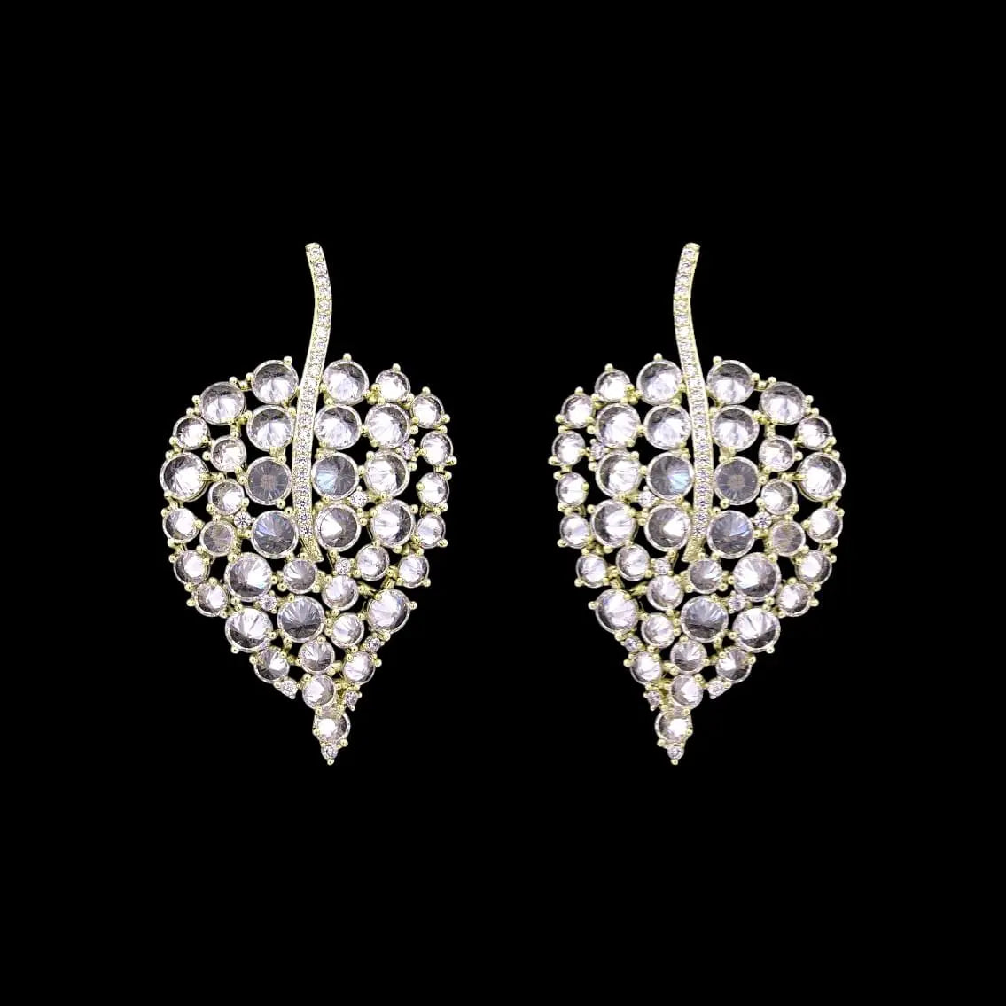 Goudkleurige bladmotief oorbellen met zirkonia stenen  Victoria Valenza