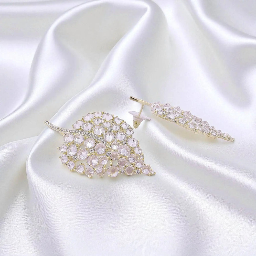 
                      
                        Goudkleurige bladmotief oorbellen met zirkonia stenen  Victoria Valenza
                      
                    