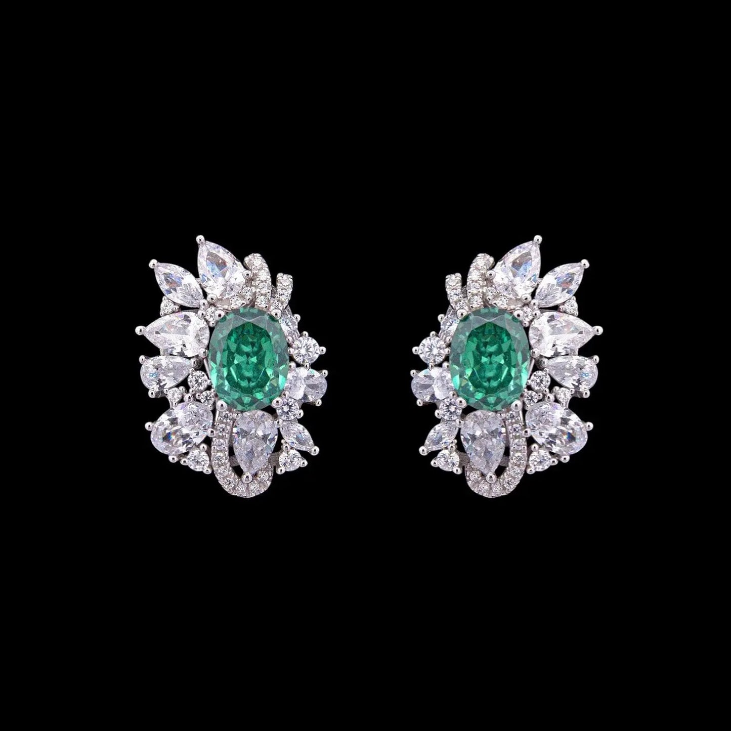 Zilveren cluster oorbellen met groene zirkonia stenen  Victoria Valenza