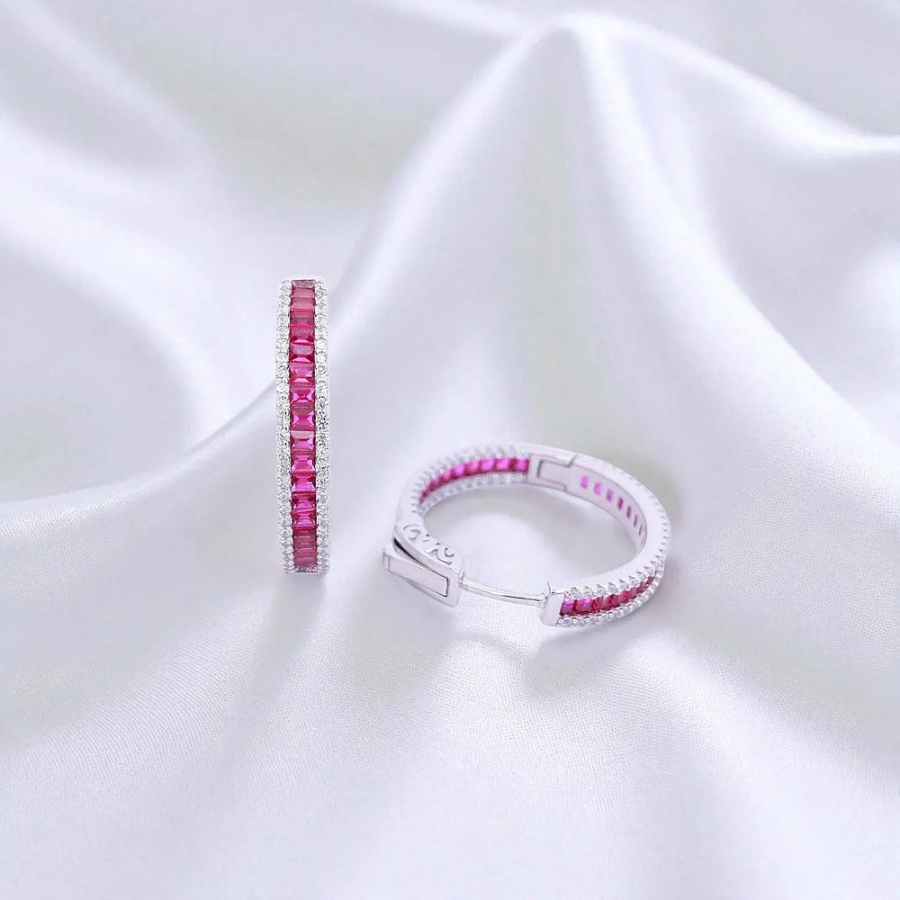 
                      
                        Zilveren creolen met rode zirkonia stenen  Victoria Valenza
                      
                    