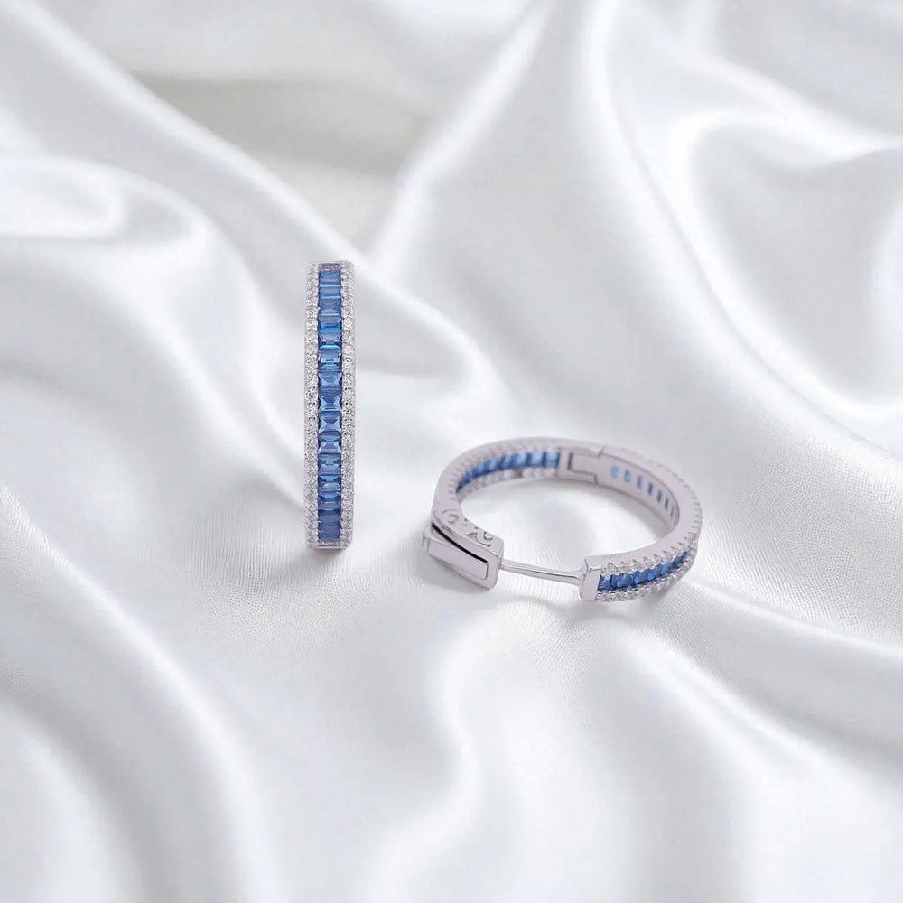 
                      
                        Zilveren creolen met blauwe zirkonia stenen  Victoria Valenza
                      
                    