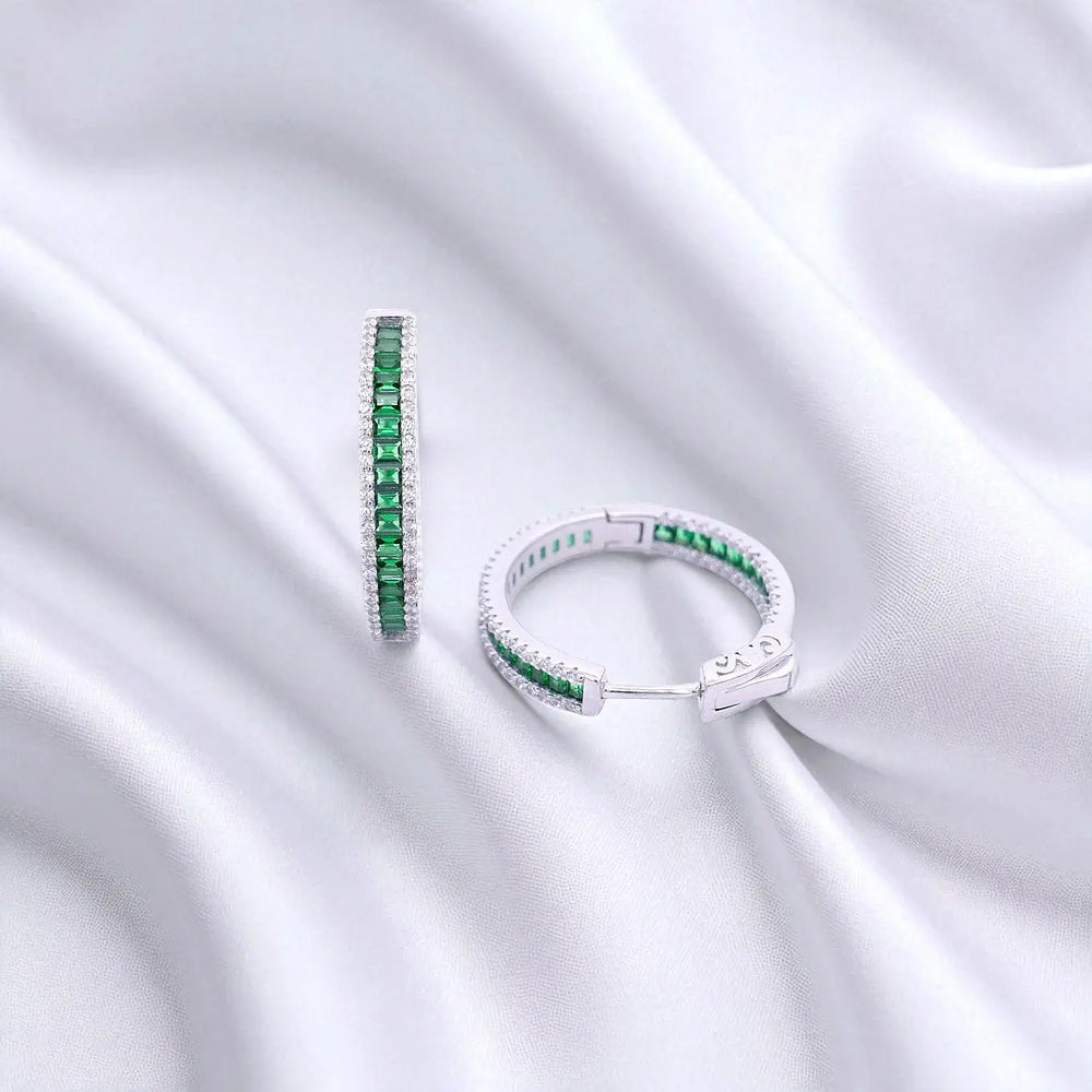 
                      
                        Zilveren creolen met groene zirkonia stenen  Victoria Valenza
                      
                    