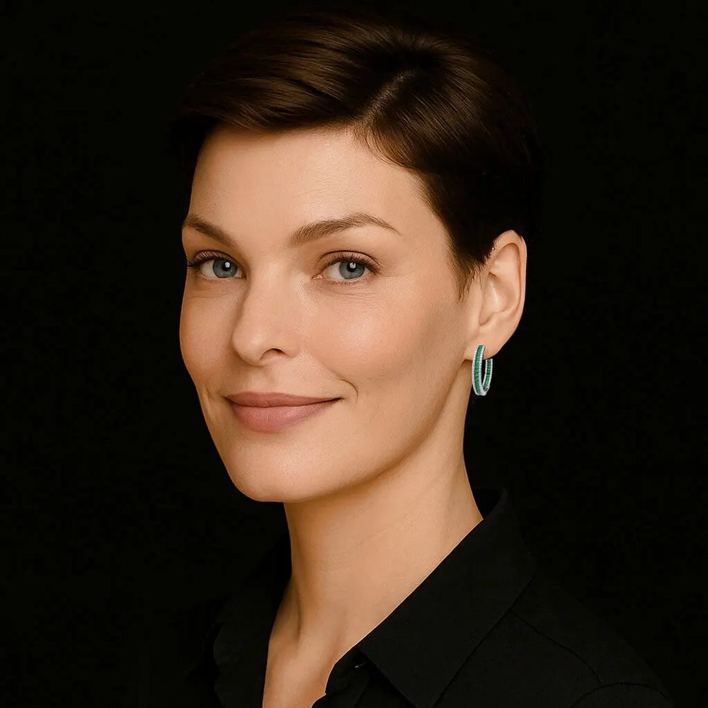 Zilveren creolen met groene zirkonia stenen  Victoria Valenza