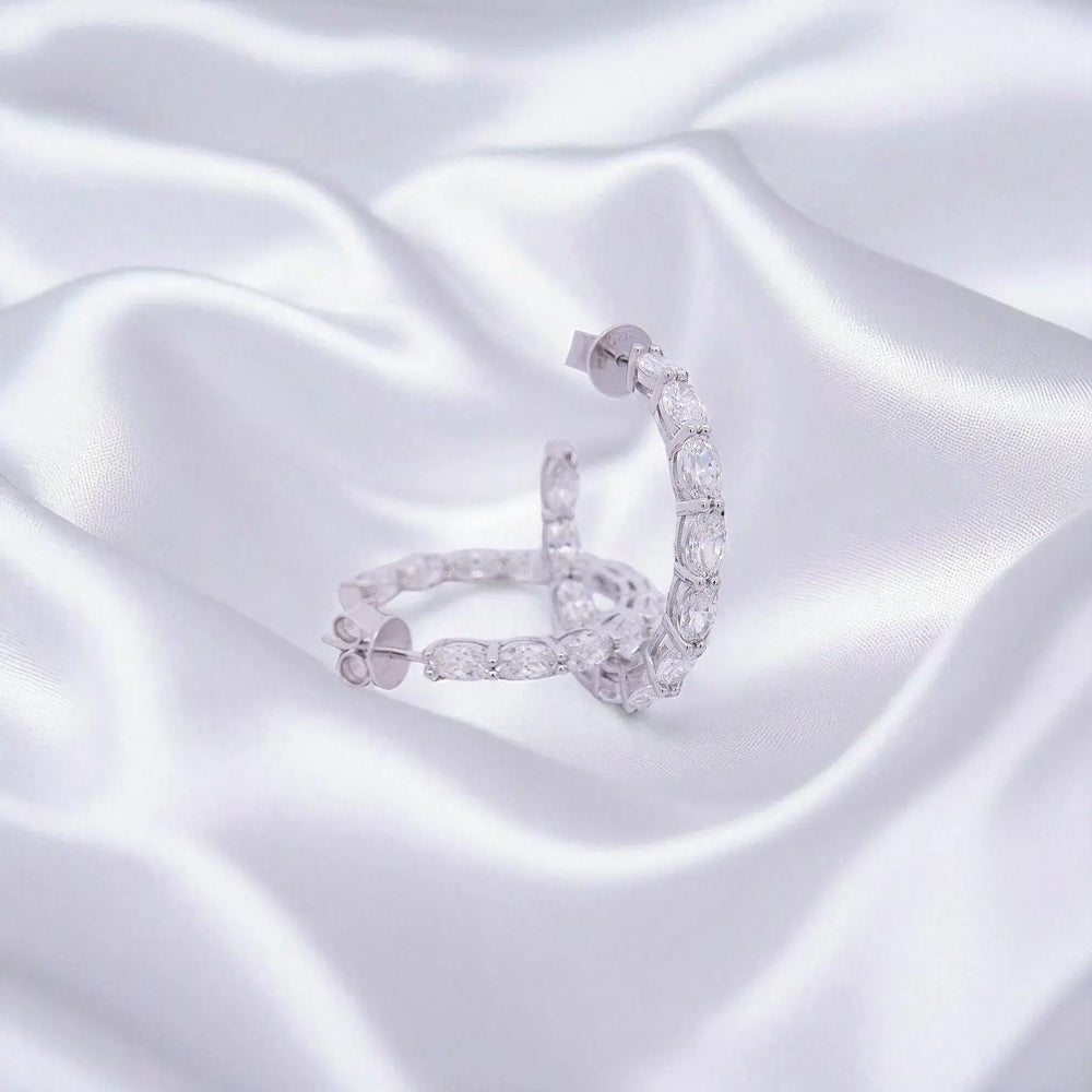 
                      
                        Zilveren creolen met ovale zirkonia stenen  Victoria Valenza
                      
                    