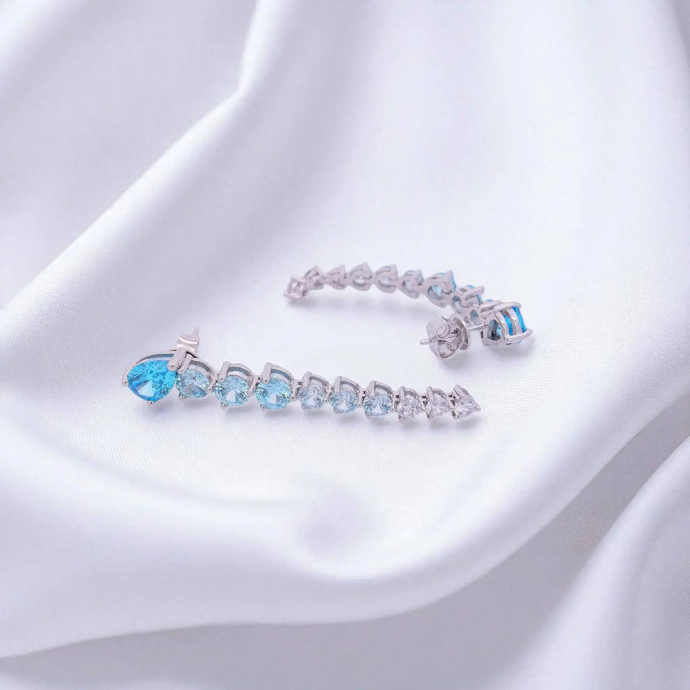 
                      
                        Zilveren lange oorbellen met turquoise zirkonia's  Victoria Valenza
                      
                    