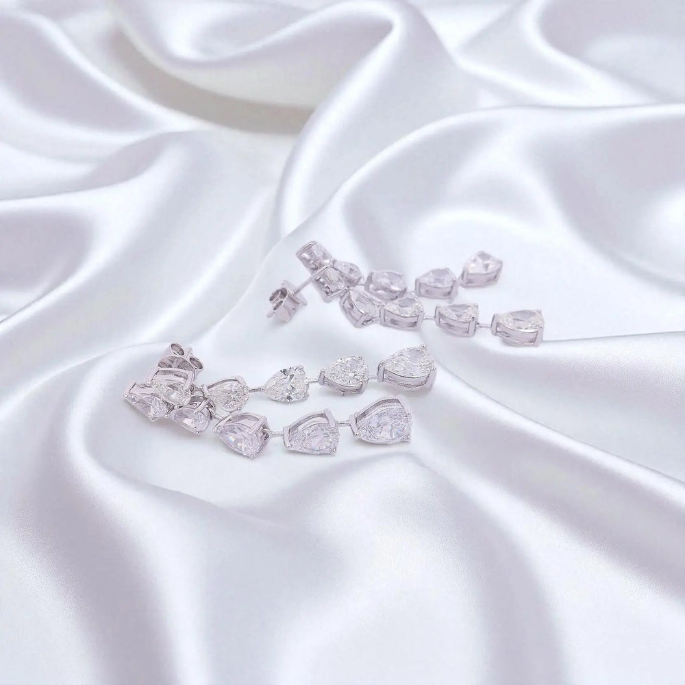 
                      
                        Zilveren dubbele oorbellen met peervormige zirkonia stenen  Victoria Valenza
                      
                    