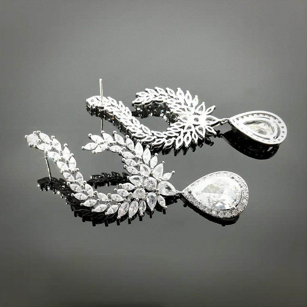 
                      
                        Zilverkleurige waterval oorhangers met zirkonia's - Victoria Valenza
                      
                    