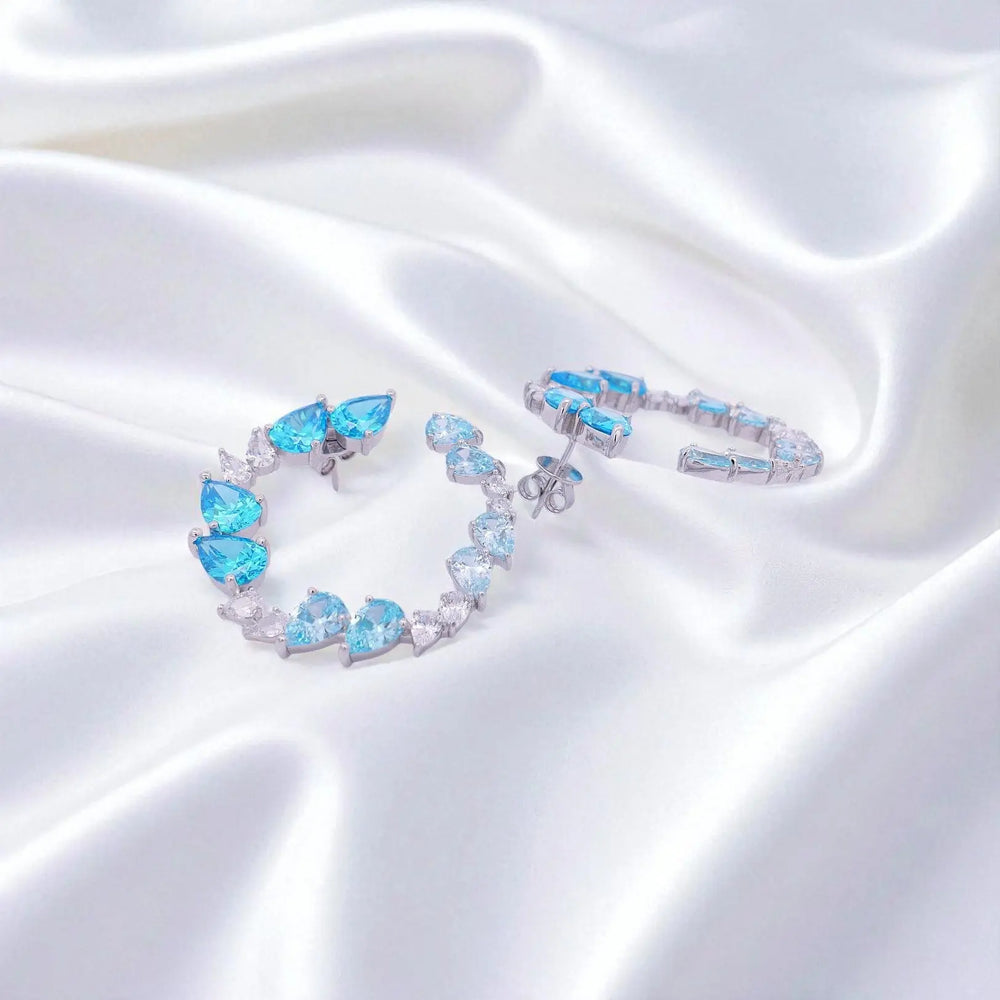 
                      
                        Zilveren fantasie cirkel oorbellen met turquoise zirkonia stenen  Victoria Valenza
                      
                    