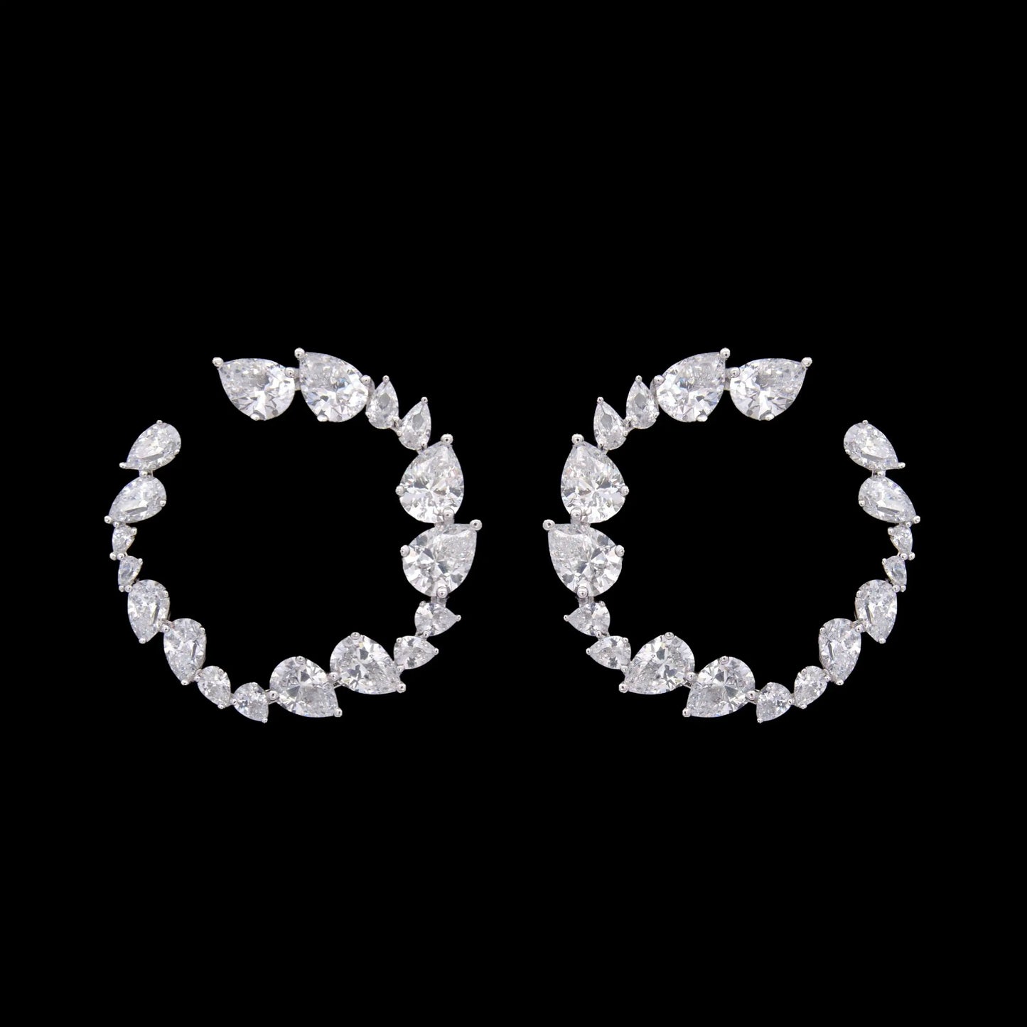 Zilveren fantasie cirkel oorbellen met witte zirkonia stenen  Victoria Valenza